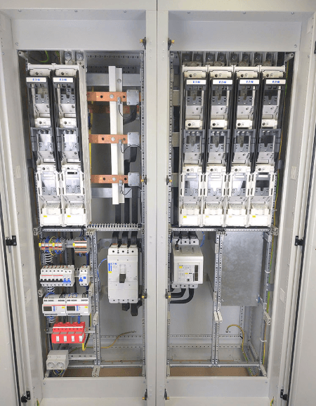 Größere Elektroverteilung und Zähleranlage für ein Gewerbegebäude – beispielhafte Darstellung
