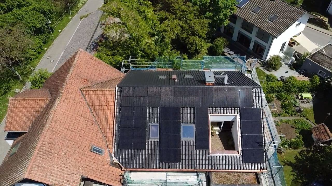 12-kWp-Photovoltaikanlage mit Jinko Modulen auf einem Mehrfamilienhaus in Allensbach