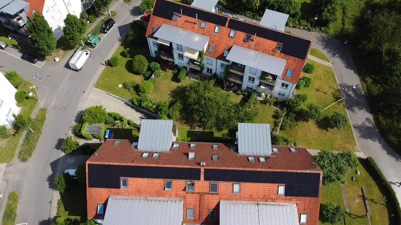 Luftaufnahme einer Photovoltaikanlage von Sonnenspec auf zwei Mehrfamilienhäusern in Konstanz