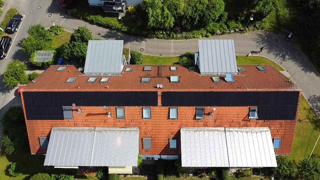 Photovoltaikanlage von Sonnenspec auf einem Mehrfamilienhaus in Konstanz, Luftaufnahme
