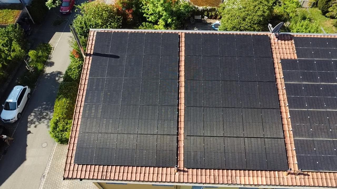 Zwei Photovoltaikanlagen mit je 12 kWp und Jinko Modulen auf der Reichenau