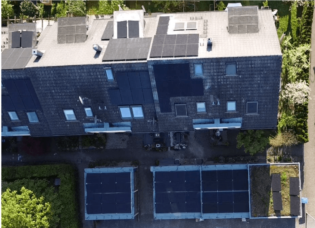 Luftaufnahme mehrerer Photovoltaikanlagen von Sonnenspec auf der Reichenau